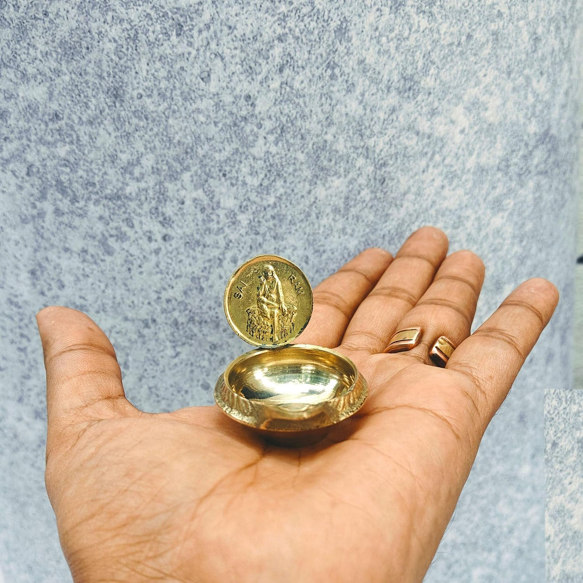 SHINDE EXPORTS Shirdi Saibaba Figure Golden Brass Diya for puja for Home Decor (4cm Siting Style Diya)